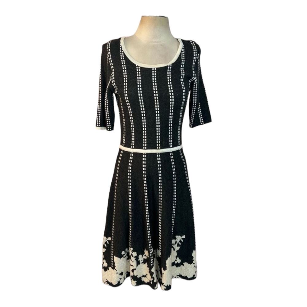 NWT Gabby Skye Knit Gray & White dress with flows at the bottom hem size large - Picture 3 of 10